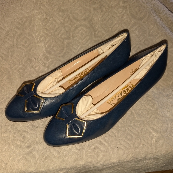 NWOT! SALVATORE FERRAGAMO BLUE Leather Pumps with Bows - Picture 6 of 16